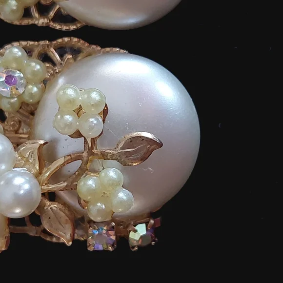 Unsigned Miriam Haskell Vintage Faux Pearl AB Goldtone Floral Earrings - Picture 8 of 14